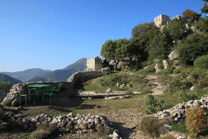 A 800 metri d'altitudine ma con le spiagge: il curioso caso di un borgo dove mare e montagna si sfiorano