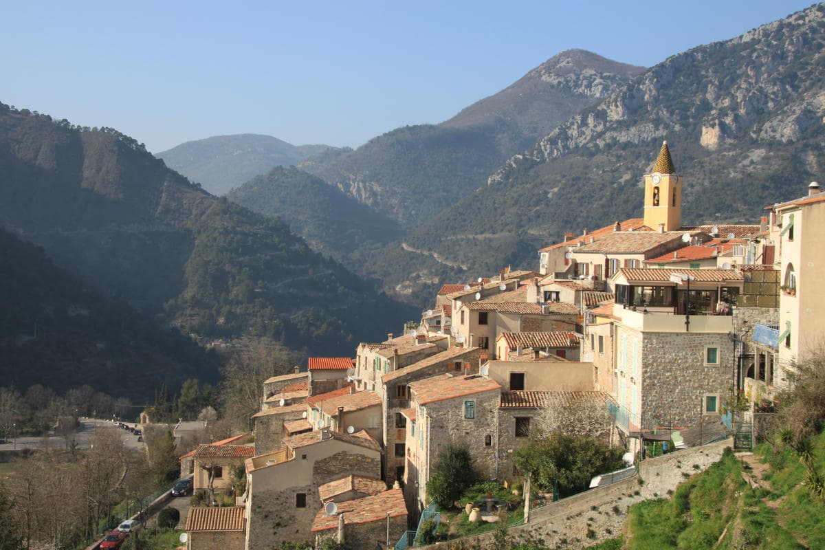 A 800 metri d'altitudine ma con le spiagge: il curioso caso di un borgo dove mare e montagna si sfiorano