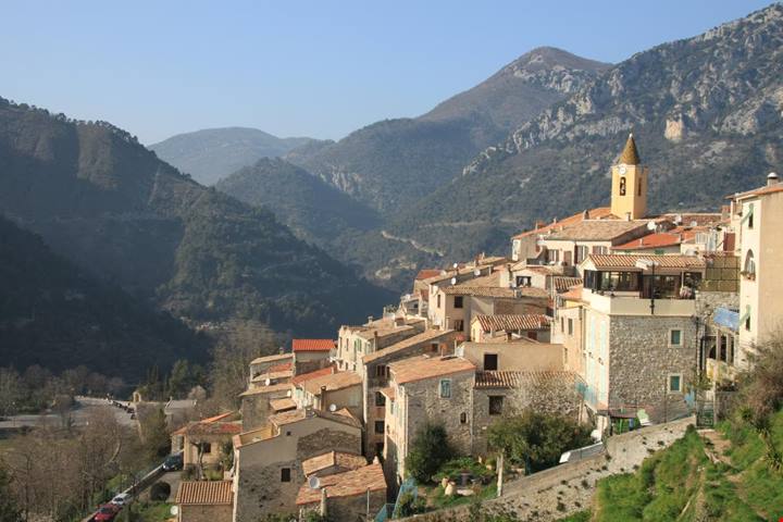 A 800 metri d'altitudine ma con le spiagge: il curioso caso di un borgo dove mare e montagna si sfiorano