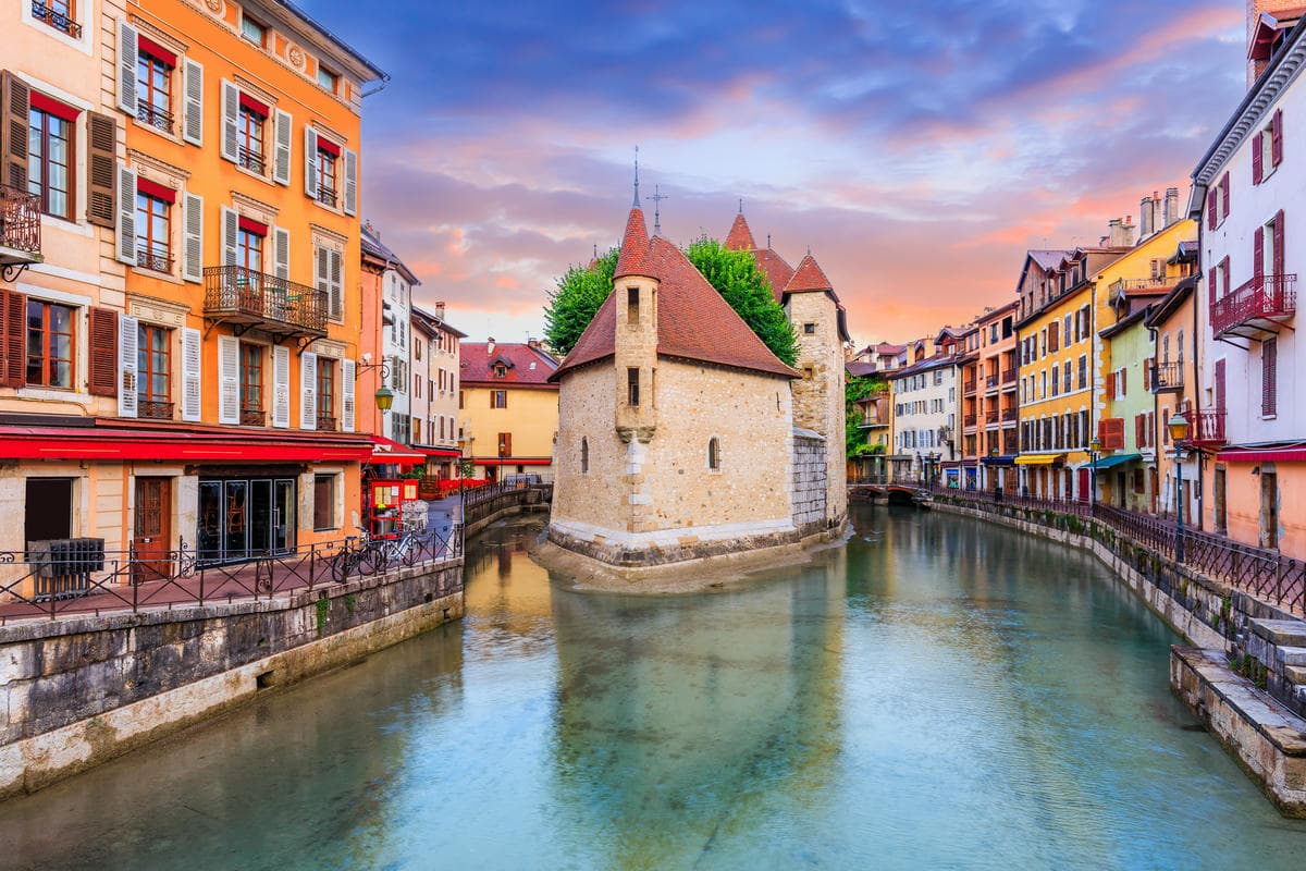 La chiamano piccola Venezia delle Alpi: in Francia c'è la città romantica perfetta da visitare a Natale
