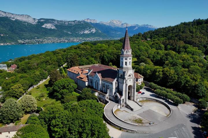 La chiamano piccola Venezia delle Alpi: in Francia c'è la città romantica perfetta da visitare a Natale