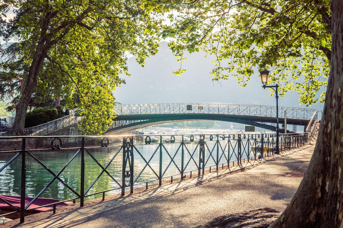 La chiamano piccola Venezia delle Alpi: in Francia c'è la città romantica perfetta da visitare a Natale
