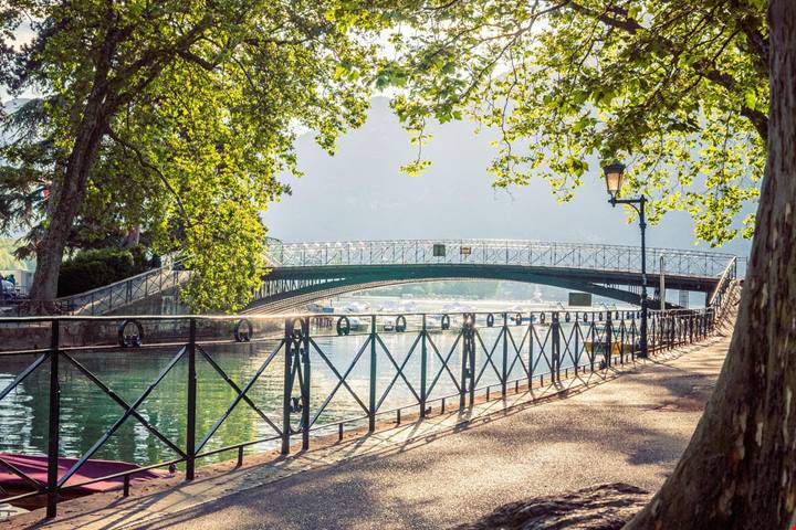 La chiamano piccola Venezia delle Alpi: in Francia c'è la città romantica perfetta da visitare a Natale