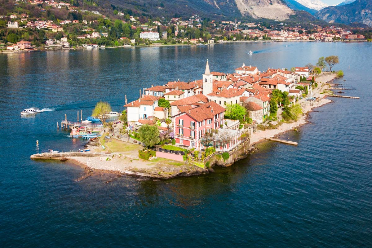 Fino al 6 gennaio il Lago Maggiore si illumina con Isole di Luce, l'installazione artistica più bella del Natale
