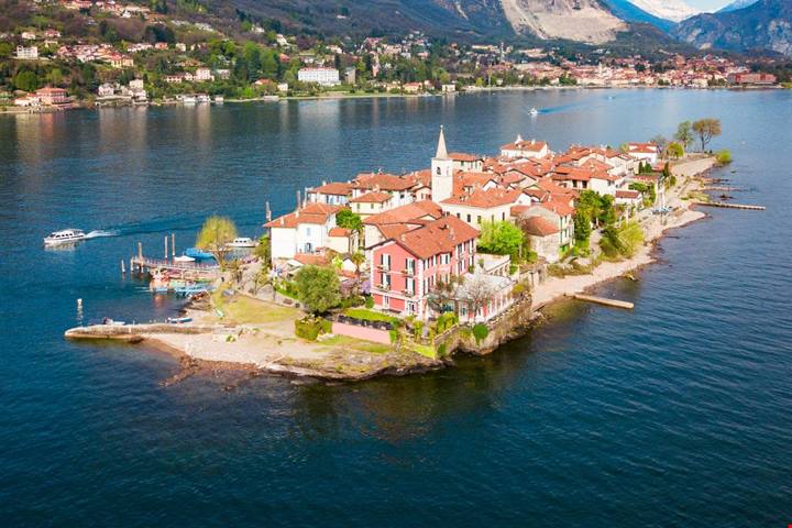 Fino al 6 gennaio il Lago Maggiore si illumina con Isole di Luce, l'installazione artistica più bella del Natale