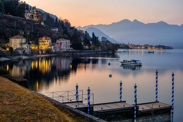 Fino al 6 gennaio il Lago Maggiore si illumina con Isole di Luce, l'installazione artistica più bella del Natale