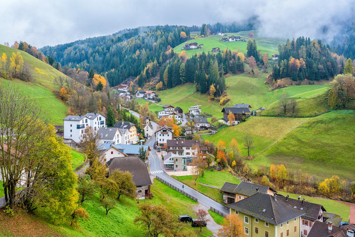 È l'unico borgo italiano diviso in tre: per visitarlo ci vogliono tre volte tanto, ma la sua è una bellezza triplicata
