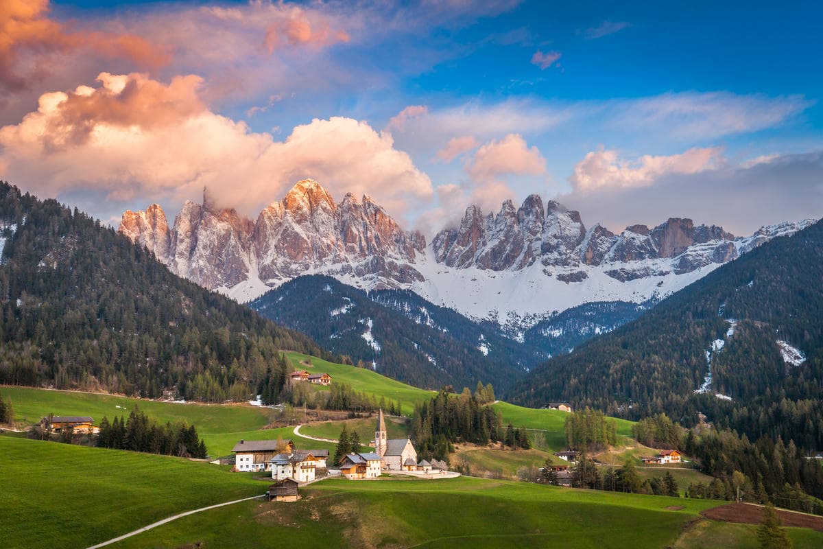 È l'unico borgo italiano diviso in tre: per visitarlo ci vogliono tre volte tanto, ma la sua è una bellezza triplicata