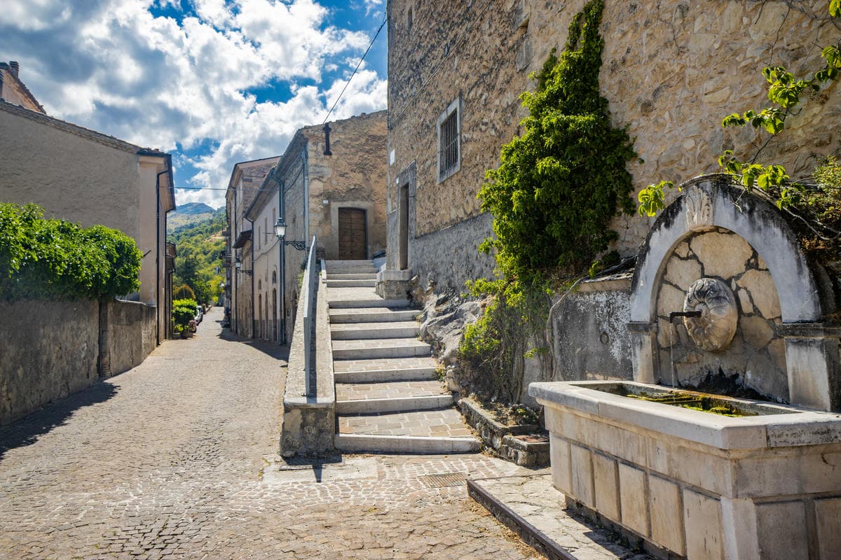 Borghi in Abruzzo: soli 50 abitanti, eppure ha ispirato un artista che tutti conoscono nel mondo
