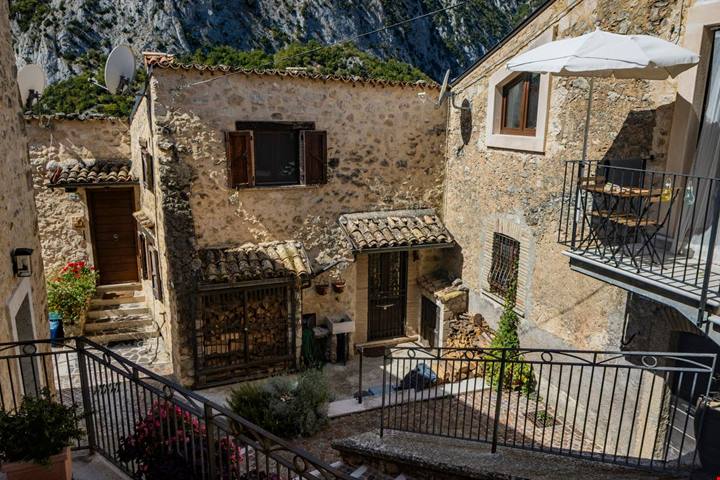 Borghi in Abruzzo: soli 50 abitanti, eppure ha ispirato un artista che tutti conoscono nel mondo