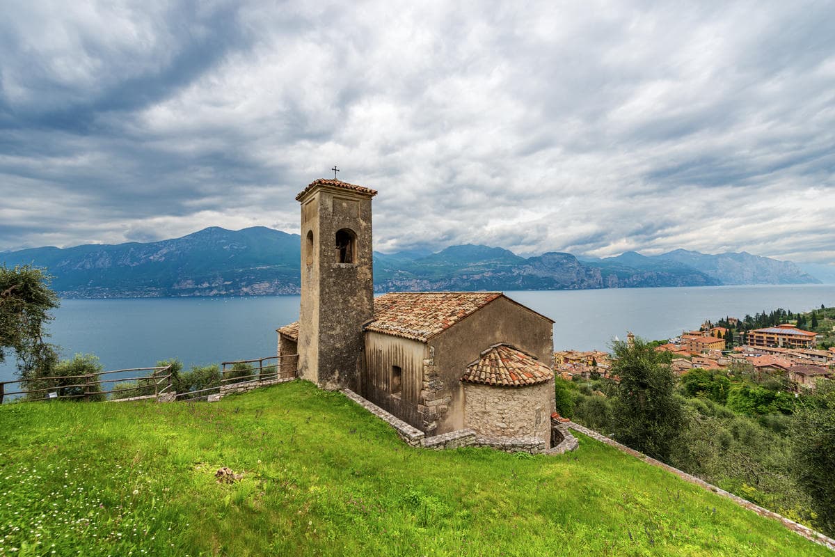 Abbandonato ma bellissimo: si affaccia sul lago di Garda e ti regalerà un dicembre di pura magia