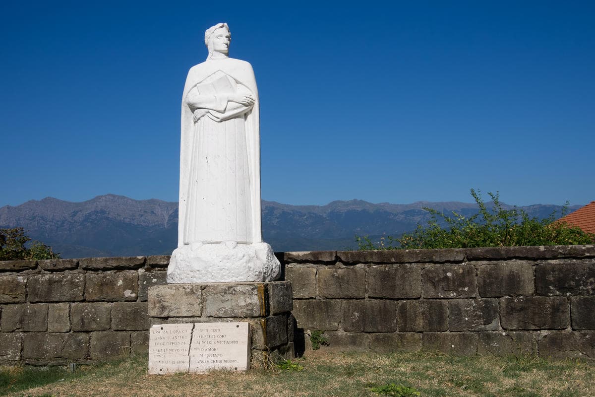 C'è un gioiello medievale nel cuore della Toscana dove viaggiare nel tempo è un'impresa... possibile