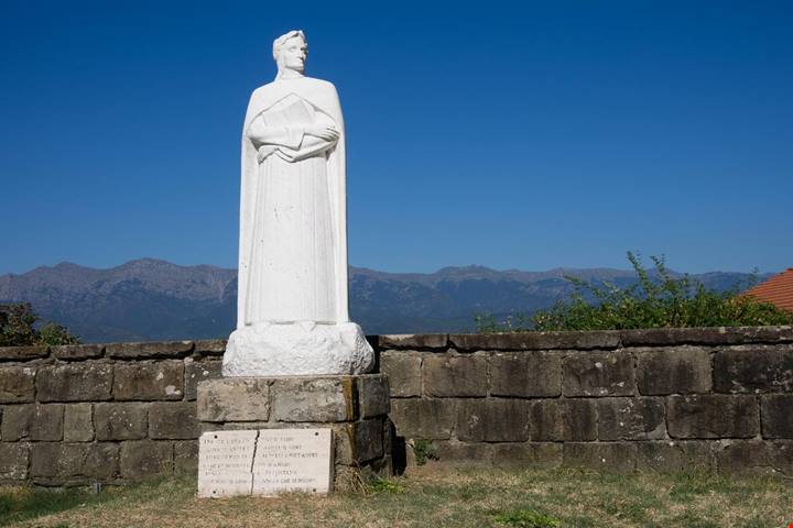C'è un gioiello medievale nel cuore della Toscana dove viaggiare nel tempo è un'impresa... possibile