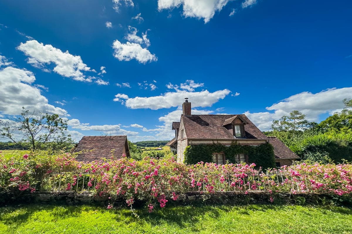 In Francia è il più romantico che potrai visitare: questo borgo ha più roseti che abitanti