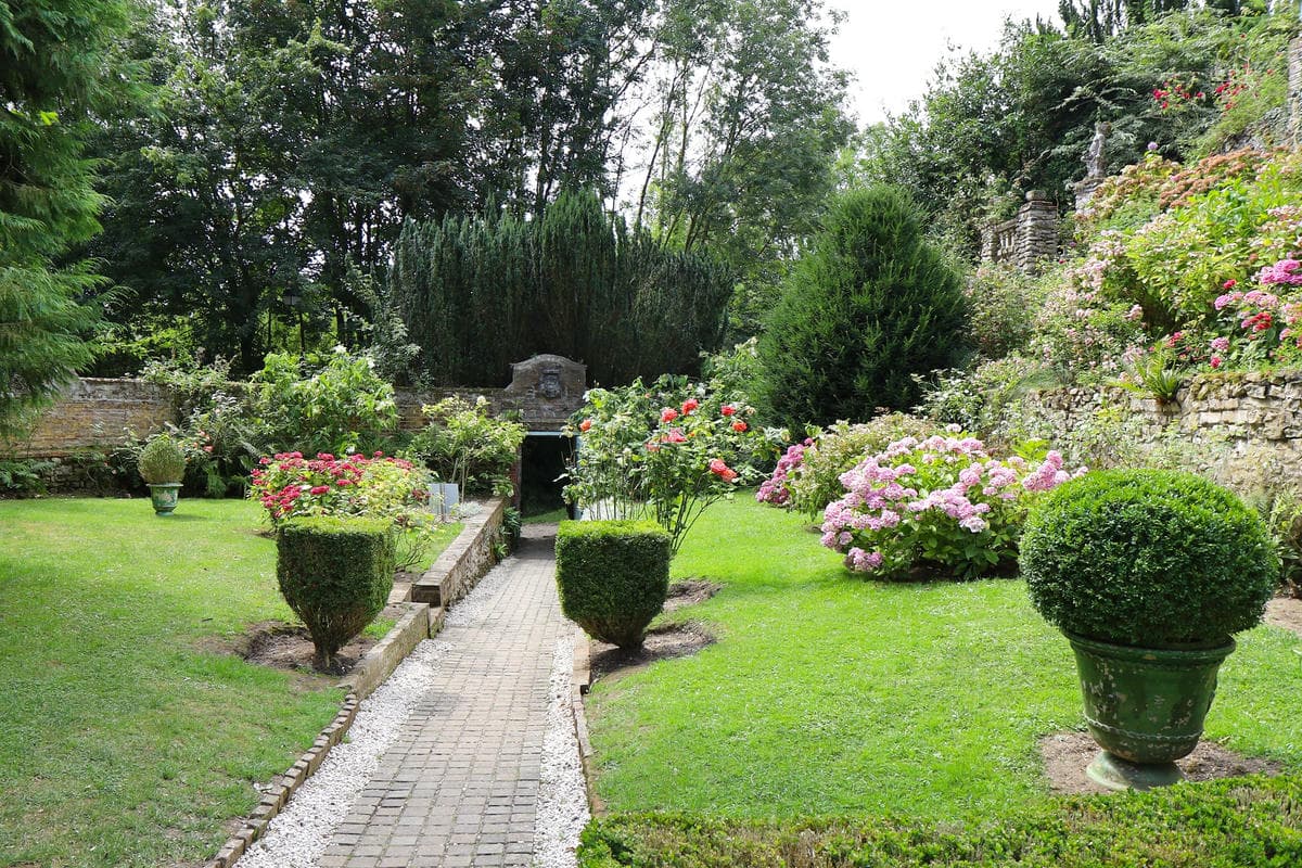 In Francia è il più romantico che potrai visitare: questo borgo ha più roseti che abitanti