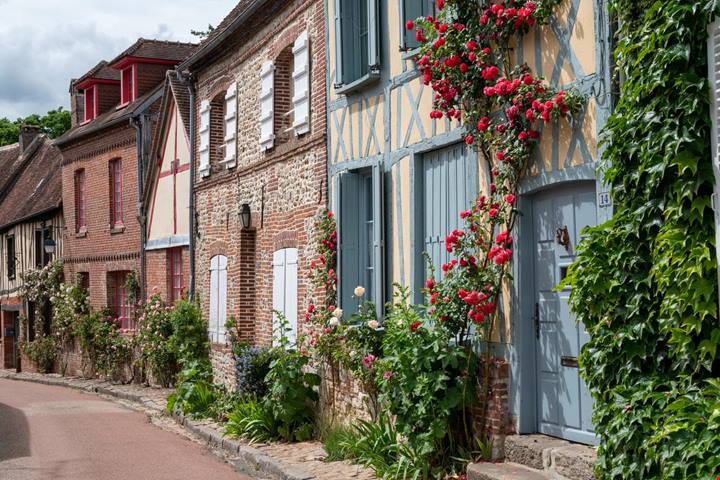 In Francia è il più romantico che potrai visitare: questo borgo ha più roseti che abitanti