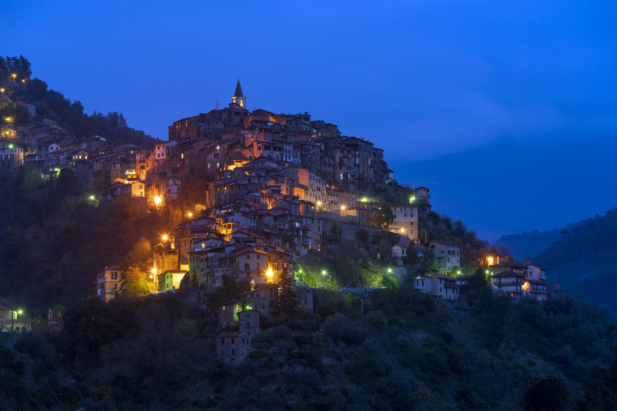 In Liguria c'è il borgo che sembra un presepe: scoprirlo a dicembre è un regalo di Natale in anticipo