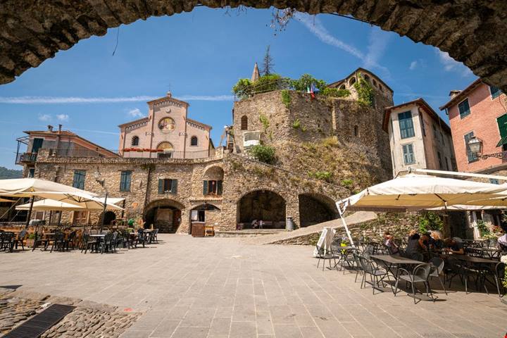 In Liguria c'è il borgo che sembra un presepe: scoprirlo a dicembre è un regalo di Natale in anticipo