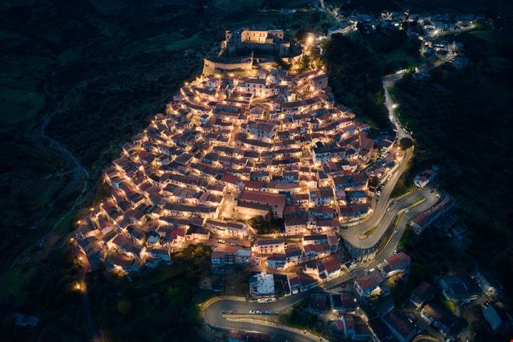 Il più grande presepe della Calabria è uno straordinario borgo che a Natale si accende di 1000 luci