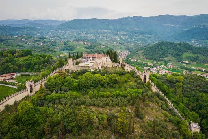 La più grande scacchiera del mondo è italiana, ma qui non possono giocarci tutti: la si usa solo in occasioni speciali