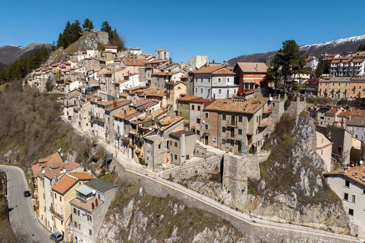 Non serve andare in America per camminare in un canyon: in Abruzzo c'è la sua copia in miniatura (ed è speciale)