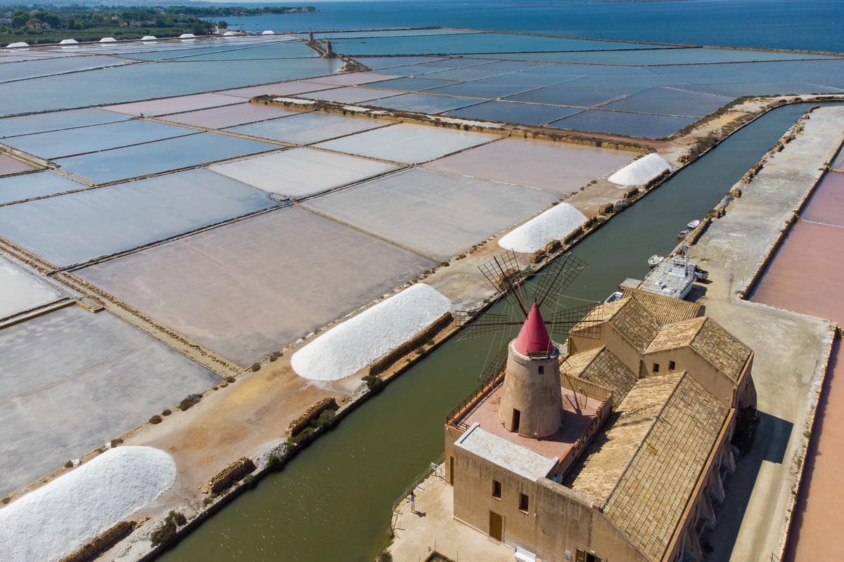 Fenicotteri e distese di sale: è il paradiso rosa della Sicilia, un luogo dove l'inverno sembra scomparire