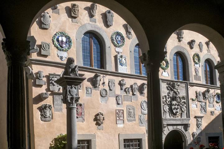 100 stemmi in pietra su una sola facciata: questo palazzo è un vero capolavoro in un luogo che non ti aspetti