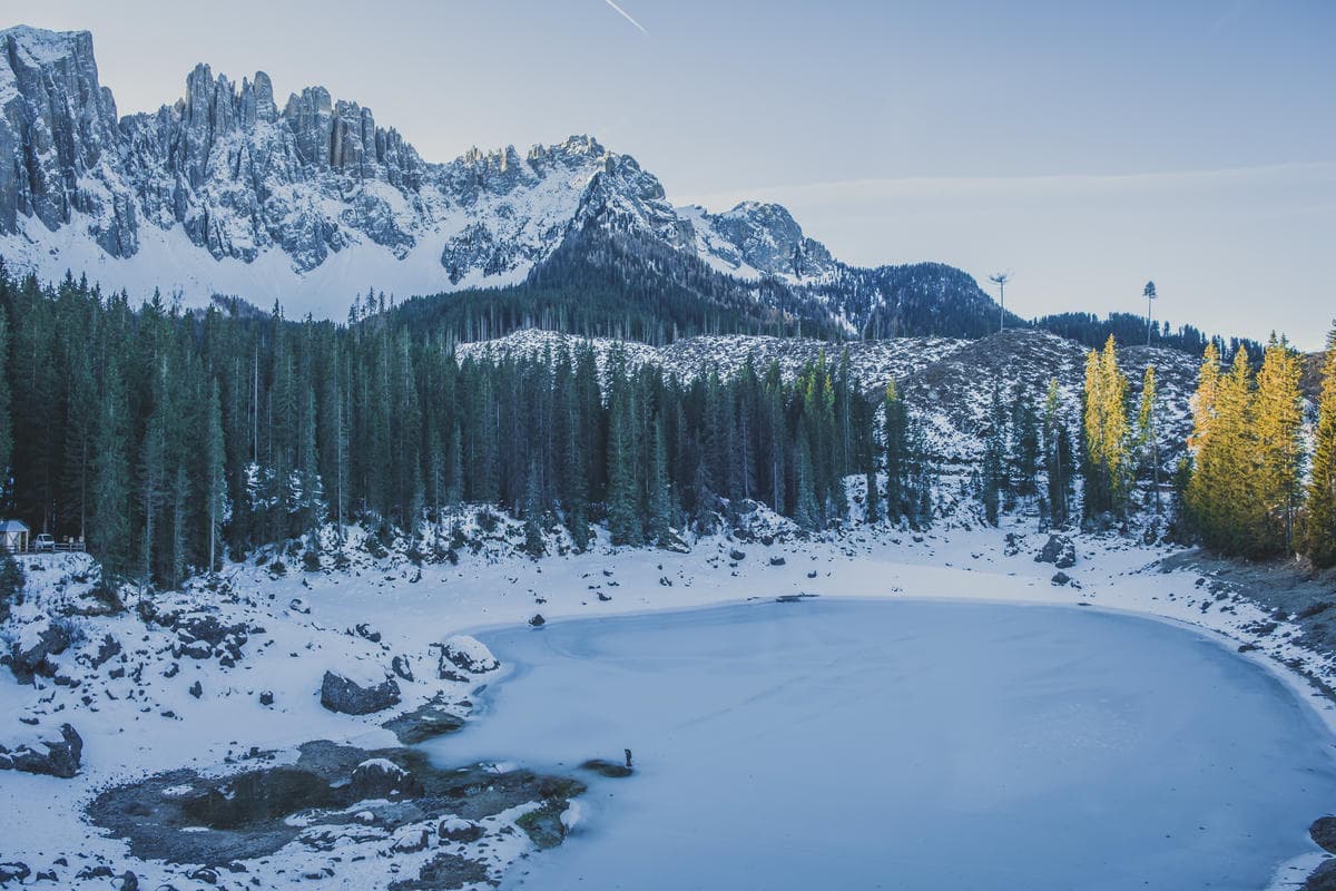 Questi 7 laghi italiani sono il luogo perfetto dove pattinare in inverno: non li hai mai visti così