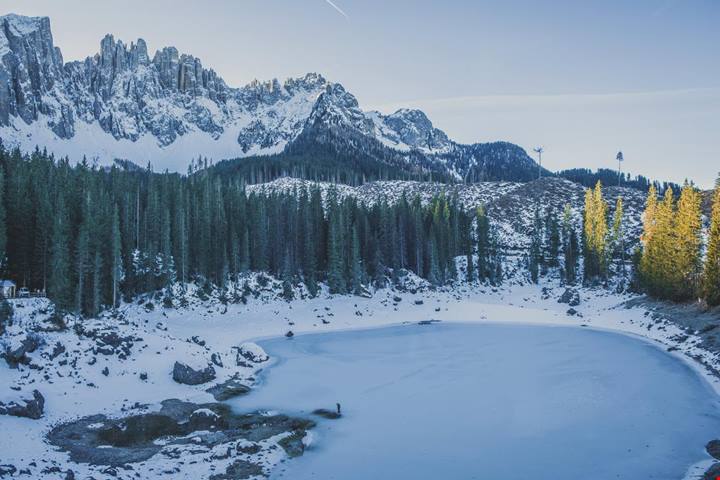 Questi 7 laghi italiani sono il luogo perfetto dove pattinare in inverno: non li hai mai visti così