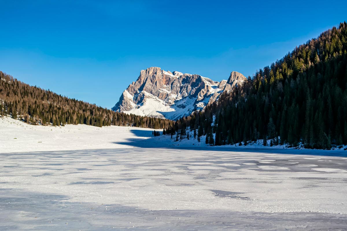 Questi 7 laghi italiani sono il luogo perfetto dove pattinare in inverno: non li hai mai visti così