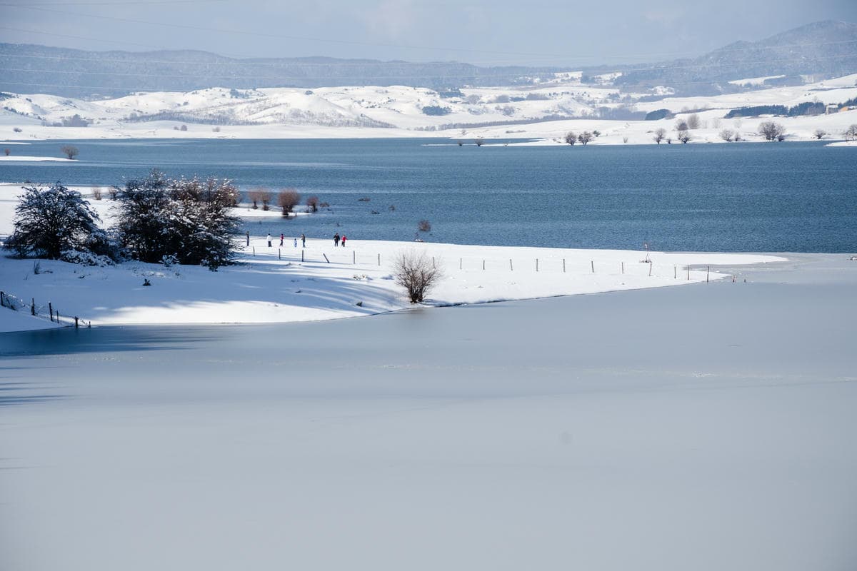 Questi 7 laghi italiani sono il luogo perfetto dove pattinare in inverno: non li hai mai visti così