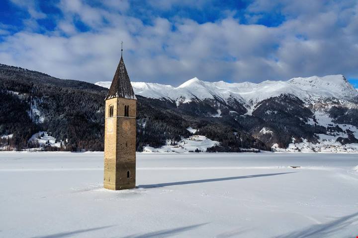 Questi 7 laghi italiani sono il luogo perfetto dove pattinare in inverno: non li hai mai visti così
