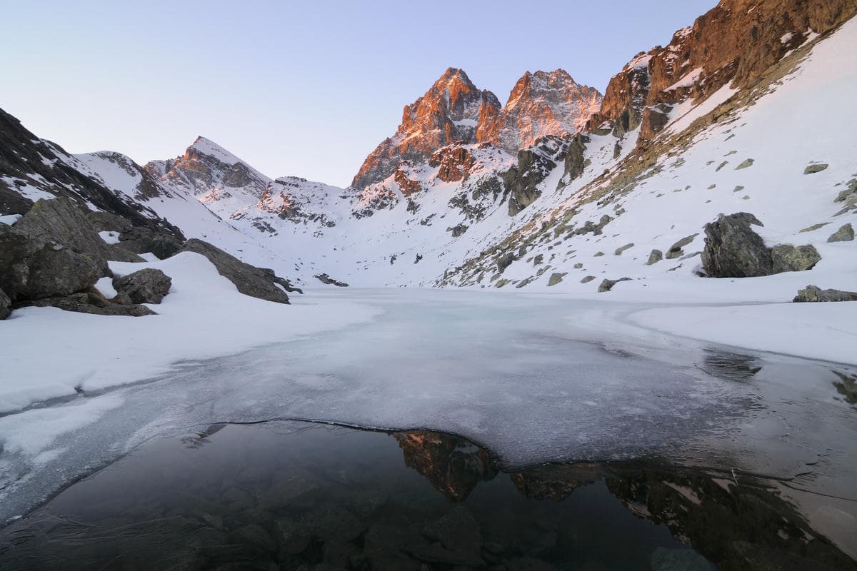 Questi 7 laghi italiani sono il luogo perfetto dove pattinare in inverno: non li hai mai visti così