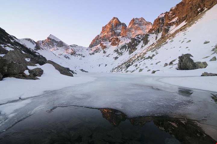 Questi 7 laghi italiani sono il luogo perfetto dove pattinare in inverno: non li hai mai visti così