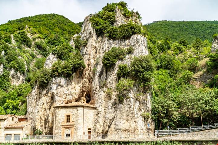 La Venezia degli Appennini da scoprire tra le montagne delle Marche