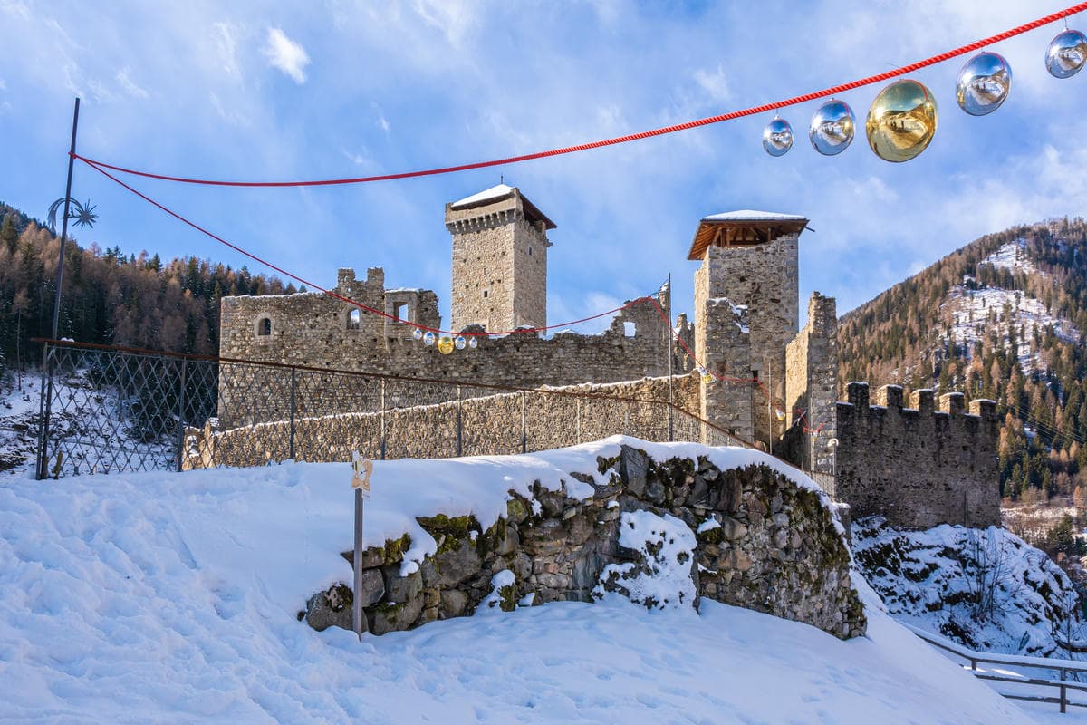 Il borgo dei 1000 presepi in Alto Adige dove ogni angolo è un momento di festa e spiritualità