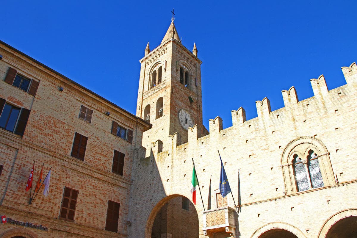 È la città del Palio, ma non siamo a Siena: qui vecchi palazzi e splendide colline disegnano l'Italia più bella