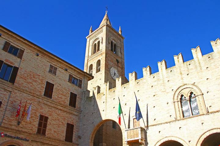 È la città del Palio, ma non siamo a Siena: qui vecchi palazzi e splendide colline disegnano l'Italia più bella