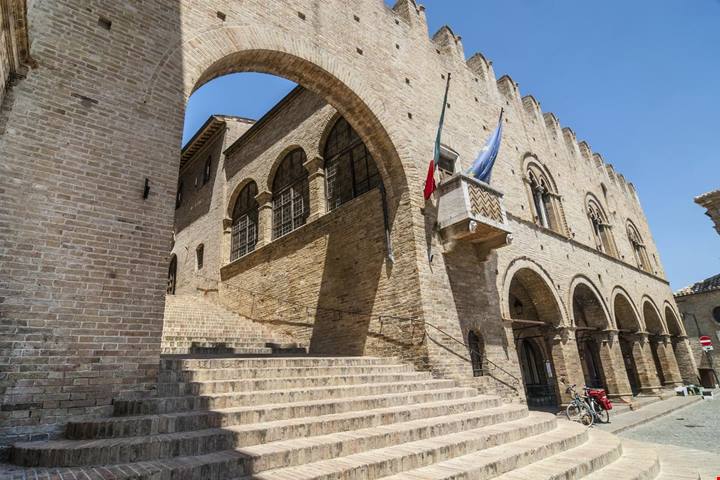 È la città del Palio, ma non siamo a Siena: qui vecchi palazzi e splendide colline disegnano l'Italia più bella