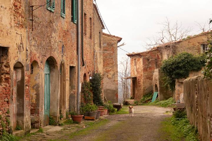 Un mistero da raccontare a tavola: la storia del borgo fantasma e la leggenda della Bella Elvira