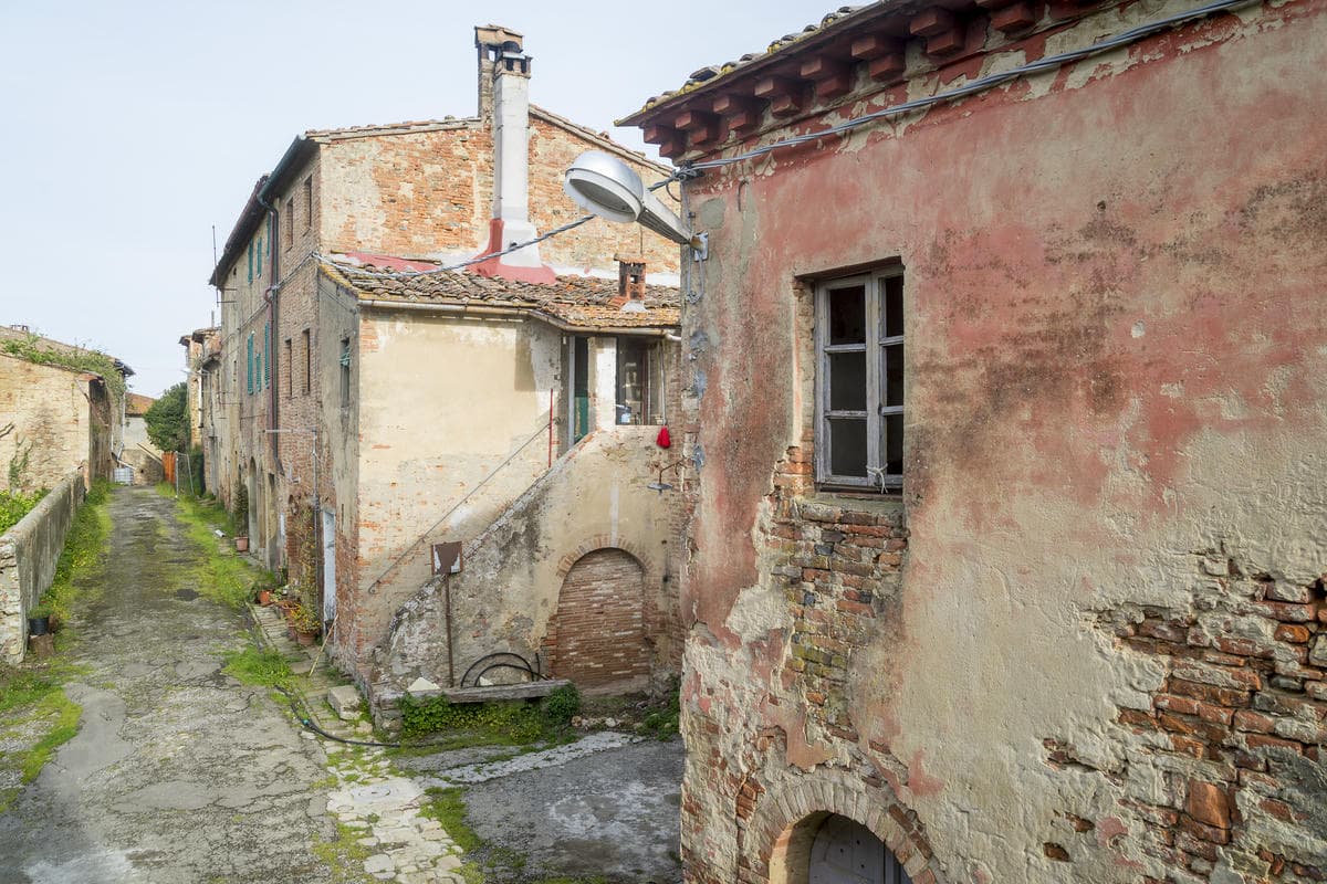Un mistero da raccontare a tavola: la storia del borgo fantasma e la leggenda della Bella Elvira