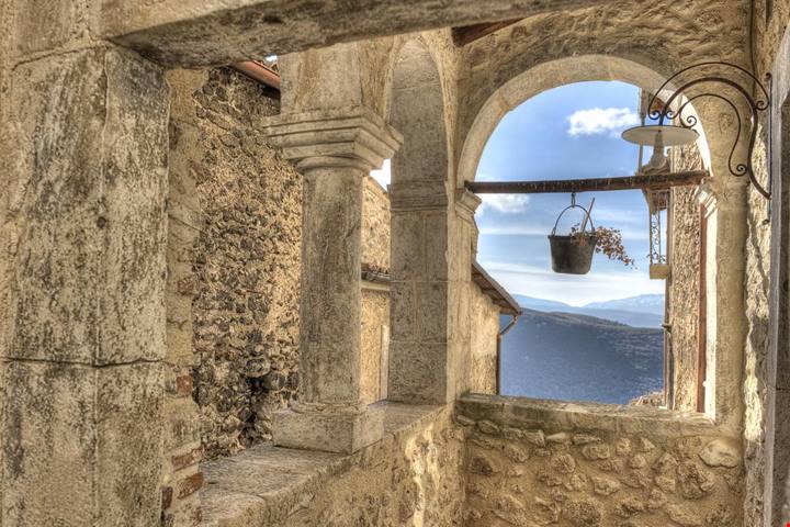 Il borgo dedicato a Santo Stefano tra le montagne d'Abruzzo è stato il primo al mondo a fare questa cosa: oggi lo imitano tutti