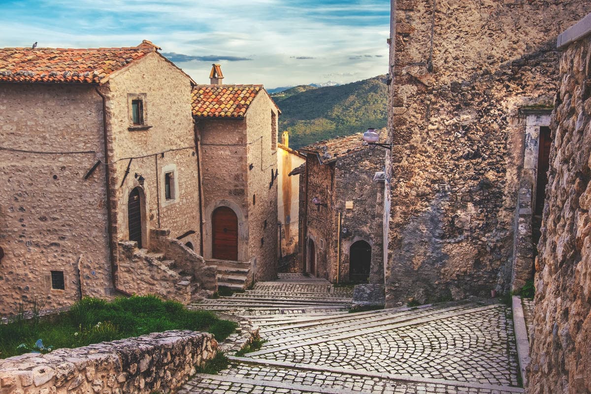 Il borgo dedicato a Santo Stefano tra le montagne d'Abruzzo è stato il primo al mondo a fare questa cosa: oggi lo imitano tutti