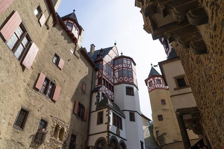 Protetto dai boschi, questo castello è unico al mondo: non ne hai mai visto uso così
