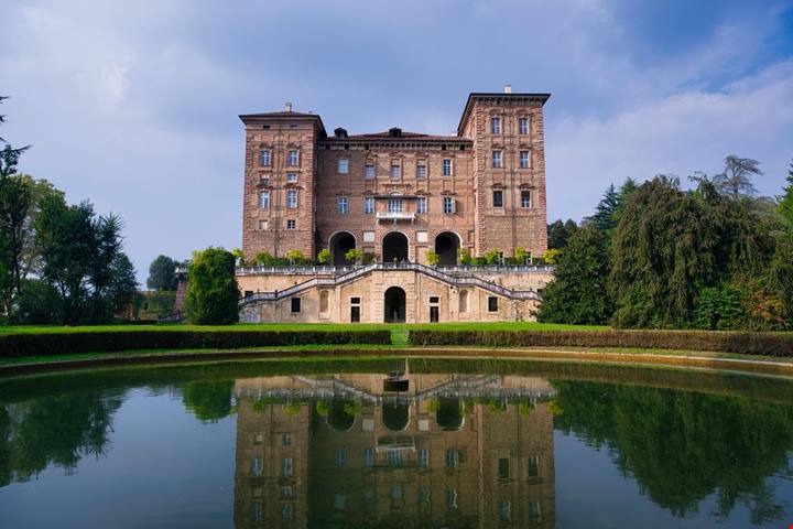 2000 abitanti e un castello meraviglioso: il piccolo borgo del Piemonte per iniziare al meglio il 2026