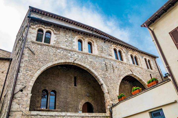 Anche il Lazio ha la sua città dei papi, ma Roma non c'entra niente: qui c'è molta gente e si sta super tranquilli