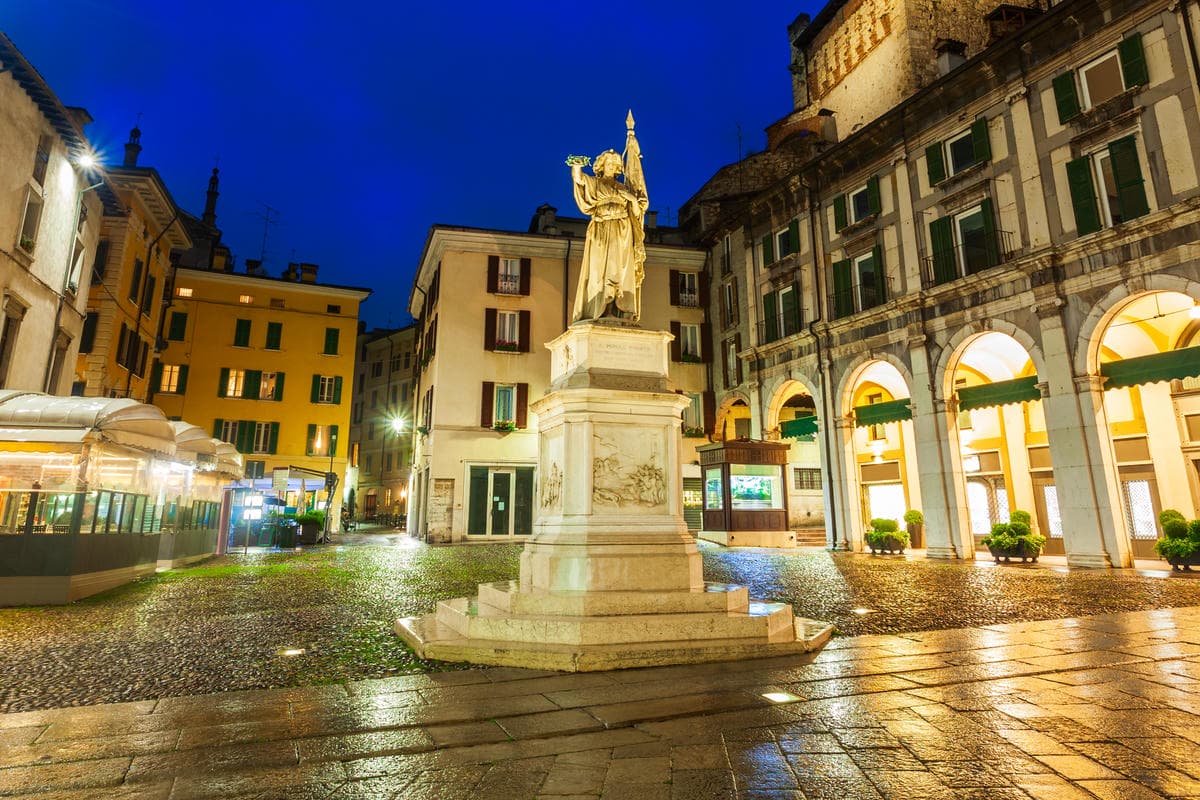 Se ne sta in mezzo tra Milano e Venezia e da tutte e due ha preso le cose migliori: non lasciartela scappare