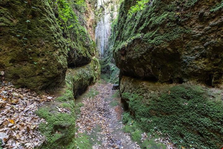 Altro che metropolitane: qui hanno scavato intere strade nella roccia senza usare talpe e ruspe