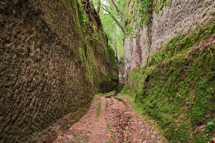 Altro che metropolitane: qui hanno scavato intere strade nella roccia senza usare talpe e ruspe