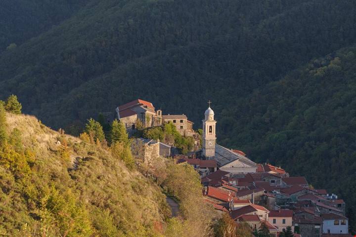 La valle dei borghi sospesi nel vuoto dove non dovresti andare se soffri di vertigini